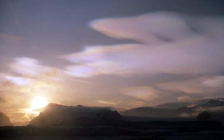 Антарктичні полярники показали рідкісне природне явище – перламутрові хмари