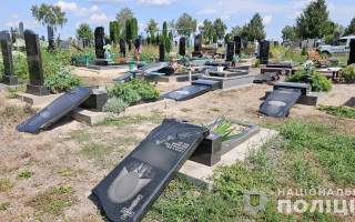 У Вінницький області чоловік розгромив понад 70 могил цивільних і військових