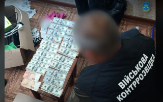 Колишнього військового з Хмельниччини викрили на хабарі у $10 тисяч за оформлення фіктивної інвалідності