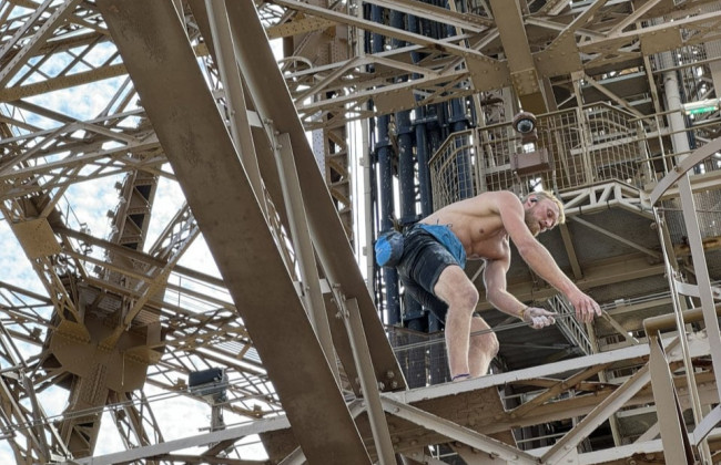 Перед закрытием Олимпиады мужчина лез по конструкции Эйфелевой башни, людей пришлось эвакуировать