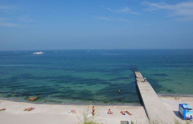 В Одессе вода возле пляжей покрылась маслянистыми пятна, – что говорят экологи