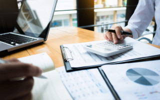 У яких випадках нараховується компенсація втрати частини заробітної плати у зв’язку з порушенням строків її виплати