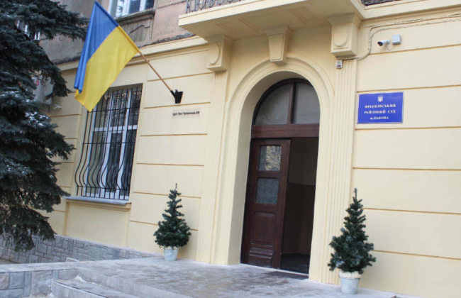 Львовянин выбросил из окна телевизор на припаркованный автомобиль: как его наказали