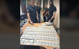 Требовали 90 тысяч гривен за спецразрешения: в Житомирской области разоблачили двух должностных лиц-правоохранителей