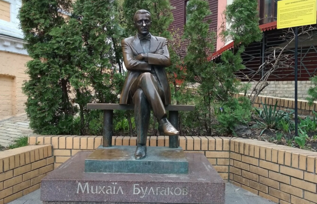 «Пропаганда российской имперской политики» — Институт нацпамяти повторил свое заключение о Михаиле Булгакове