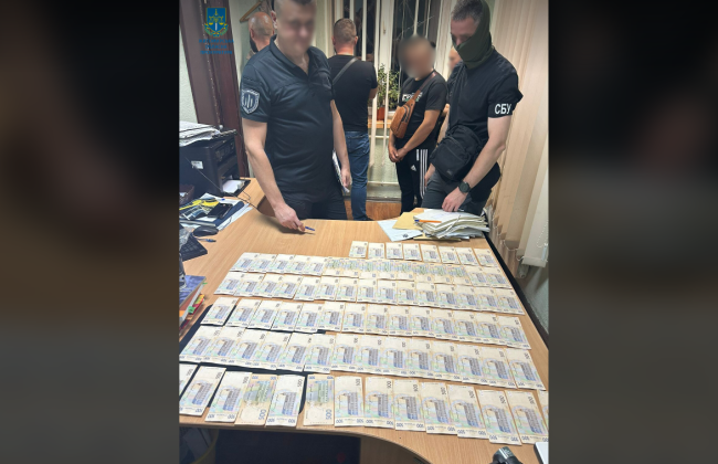 Требовали 90 тысяч гривен за спецразрешения: в Житомирской области разоблачили двух должностных лиц-правоохранителей