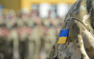 Должен ухаживать за больной бабушкой: на Львовщине военный через суд обязал часть уволить его со службы