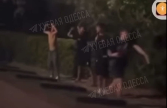 На Одещині молодь влаштувала вечірку біля меморіалу загиблим військовим