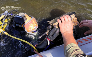 З Дніпра на Київщині водолази-сапери дістали уламки шахеда
