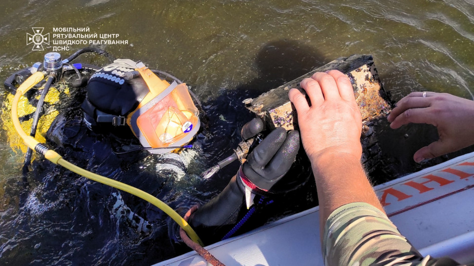 З Дніпра на Київщині водолази-сапери дістали уламки шахеда