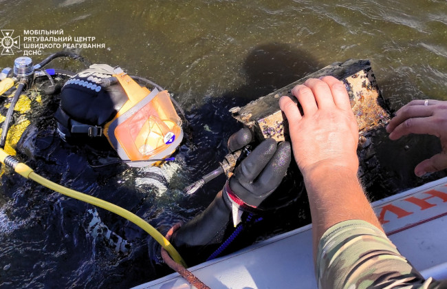 С Днепра на Киевщине водолазы-саперы достали обломки шахеда