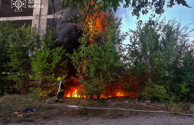 Спасатели ГСЧС назвали причину дыма в Дарницком районе Киева – что известно
