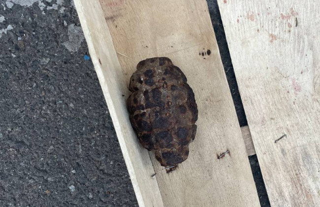 В Киеве мужчина во время уборки территории обнаружил, вероятно, гранату