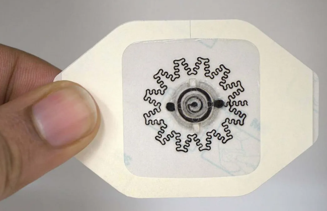 Ученые разработали пластырь, заживляющий раны электрическим током