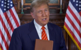Трамп заробив $300 тисяч на продажі фірмових Біблій, проте його борги перевищують $100 млн