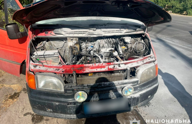 На Полтавщине полицейский и военные предотвратили пожар в микроавтобусе