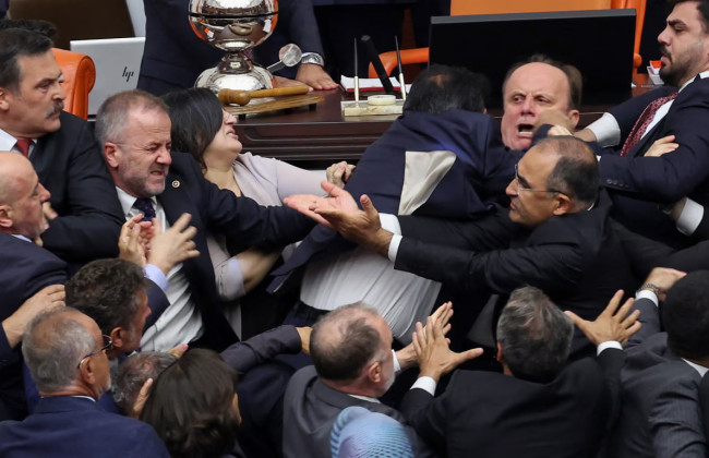 В парламенте Турции вспыхнула массовая драка во время обсуждения дела заключенного оппозиционера