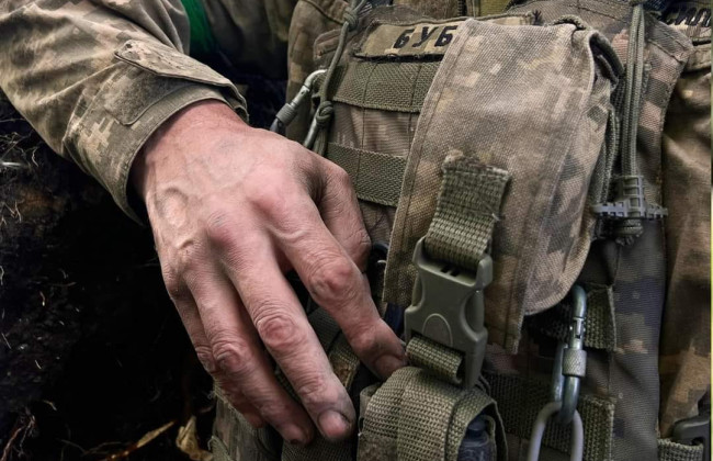 Закончился контракт с военнослужащим, но он продолжает службу: как действовать работодателю