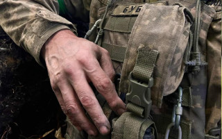 Закончился контракт с военнослужащим, но он продолжает службу: как действовать работодателю