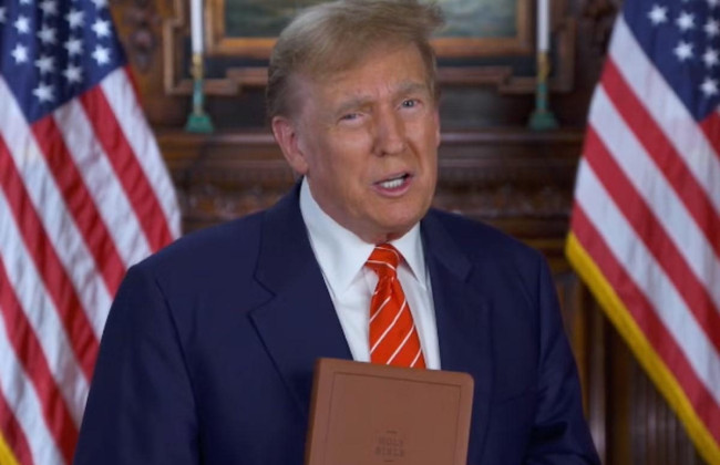 Трамп заработал $300 тысяч на продаже фирменных Библий, однако его долги превышают $100 млн