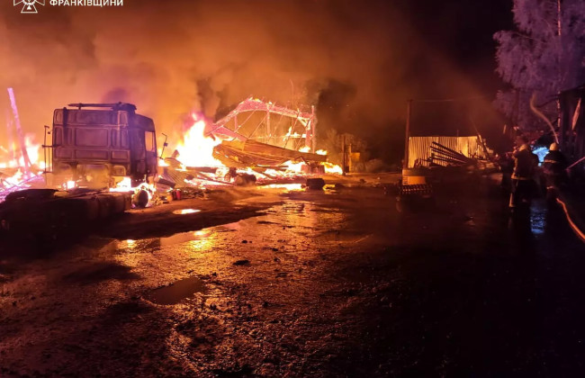 В Калушском районе 44 пожарных боролись с огнем на 350 квадратных метрах