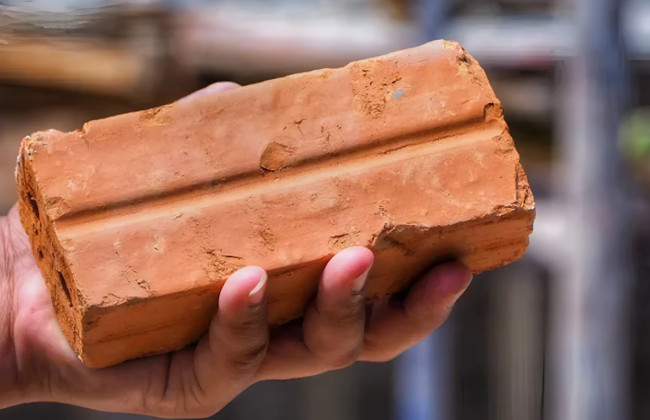 Во Львове суд на 119 гривен оштрафовал хулигана, разбившего кирпичом стекло чужого автомобиля