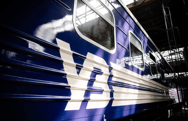 На Львовщине дерево упало на вагон пригородного поезда – есть травмированные