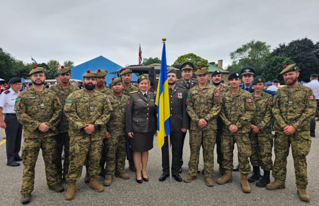 Украинские военные впервые приняли участие в параде ко Дню воинов в Торонто