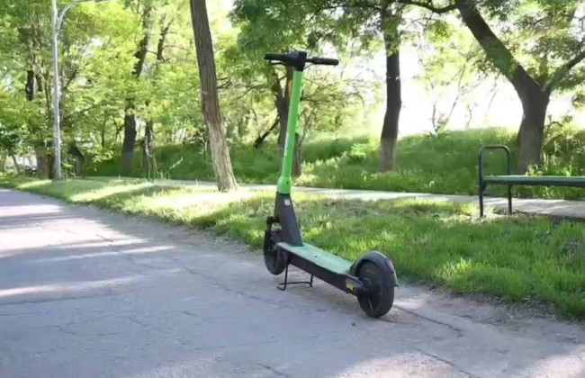 В Одессе курьер получил штраф за езду на электросамокате после литра пива