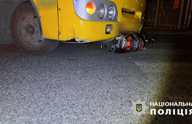 В Одесской области маршрутка врезалась в мопед, пострадали водитель и пассажирка