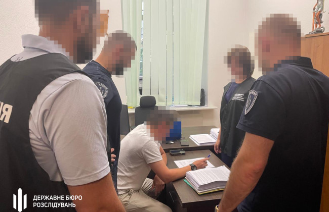 Чиновнику Херсонской ОВА, который закупил некачественную одежду для военных, объявлено подозрение