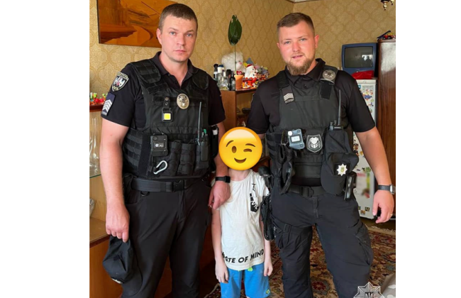 В Киеве спасли с балкона квартиры ребенка, которого мать оставила одного