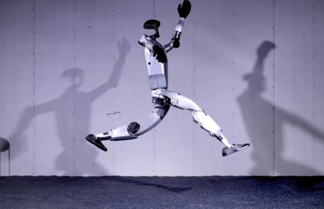 Китайская компания анонсировала производство человекоподобного робота, который умеет танцевать и бегать
