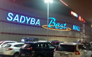 У Варшаві через зливи обвалився дах торговельного центру