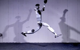 Китайська компанія анонсувала виробництво людиноподібного робота, який вміє танцювати та бігати