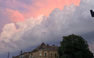 Над Львовом після атаки на Тернопіль помітили хмари, що змінюють колір – фото