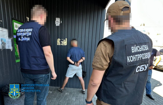 На Днепропетровщине мужчина требовал у военного 6 тысяч долларов несуществующего долга и угрожал его семье