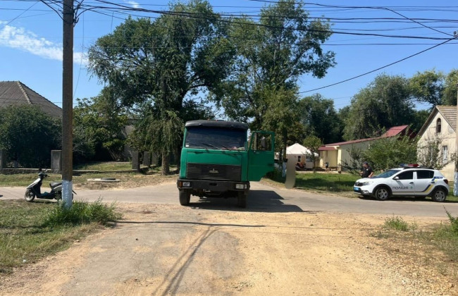 В Одесской области грузовик столкнулся с мопедом, пострадала мать с дочерьми