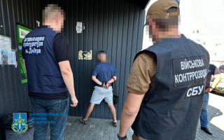 На Днепропетровщине мужчина требовал у военного 6 тысяч долларов несуществующего долга и угрожал его семье