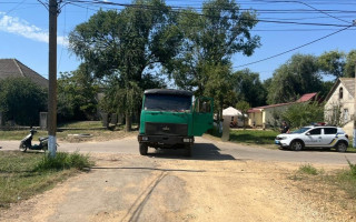 В Одесской области грузовик столкнулся с мопедом, пострадала мать с дочерьми