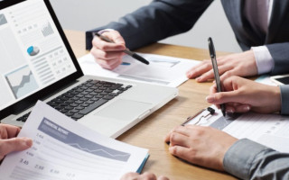 Кто из плательщиков обязан подавать отчетность в налоговую в е-форме: разъяснение