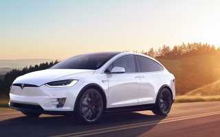 Tesla вдруге відкликає тисячі авто через проблеми з обшивкою
