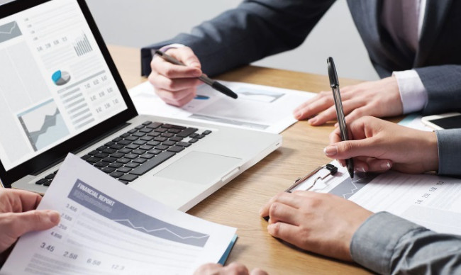 Кто из плательщиков обязан подавать отчетность в налоговую в е-форме: разъяснение