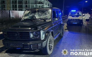 В Киеве водитель накануне комендантского часа влетел в отбойник, пассажир от удара вылетел через окно