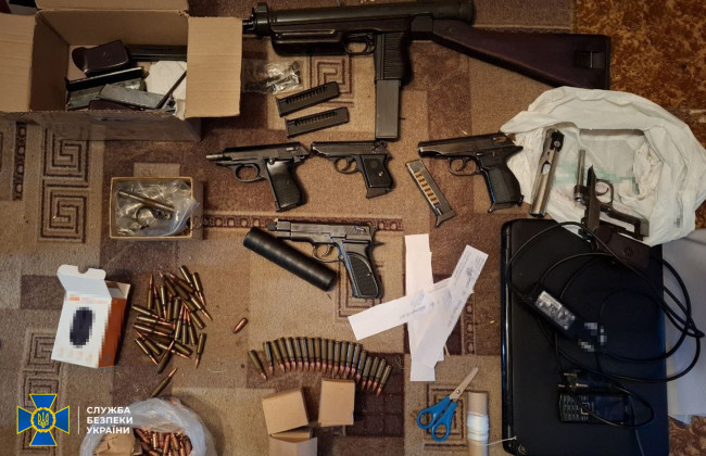 СБУ та Нацполіція затримали підозрюваних, які продавали трофейне озброєння та боєприпаси криміналітету