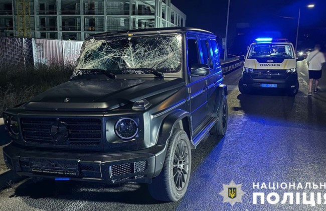 В Киеве водитель накануне комендантского часа влетел в отбойник, пассажир от удара вылетел через окно