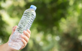 Кожне відкручування пластикової пляшки кришить у воду мікропластик, — нове дослідження