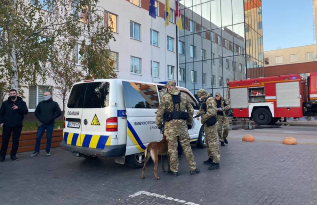 В ряд судов в разных областях начали поступать сообщения о заминировании