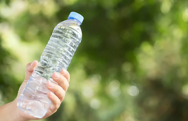 Каждое откручивание пластиковой бутылки крошит в воду микропластик, — новое исследование