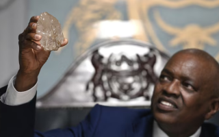 В Африці знайшли другий за величиною алмаз у світі – здивування президента Ботсвани попало на відео
